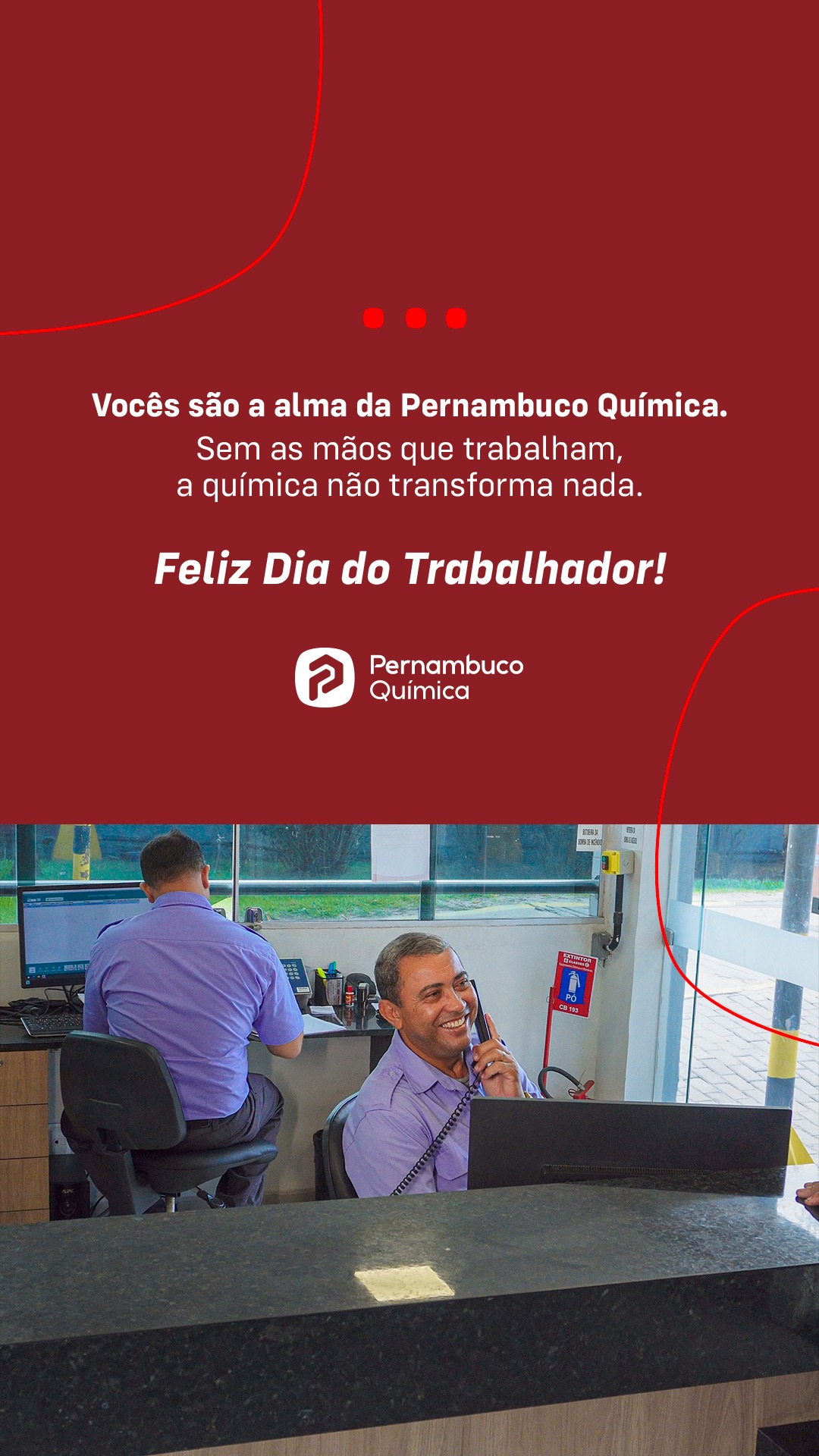 Hoje a gente para… Mas só para olhar com cuidado para quem faz tudo acontecer. São mais de 60 anos construídos por pessoas, por dedicação, por quem acorda cedo, entende o processo, resolve o problema e faz a engrenagem girar. Na Pernambuco Química, o que chega até o cliente começa com gente comprometida de verdade. Obrigado a cada um dos nossos colaboradores. Vocês não são só parte da história. Pernambuco Química, compostos por compromisso e qualidade. #PernambucoQuímica #DiaDoTrabalhador